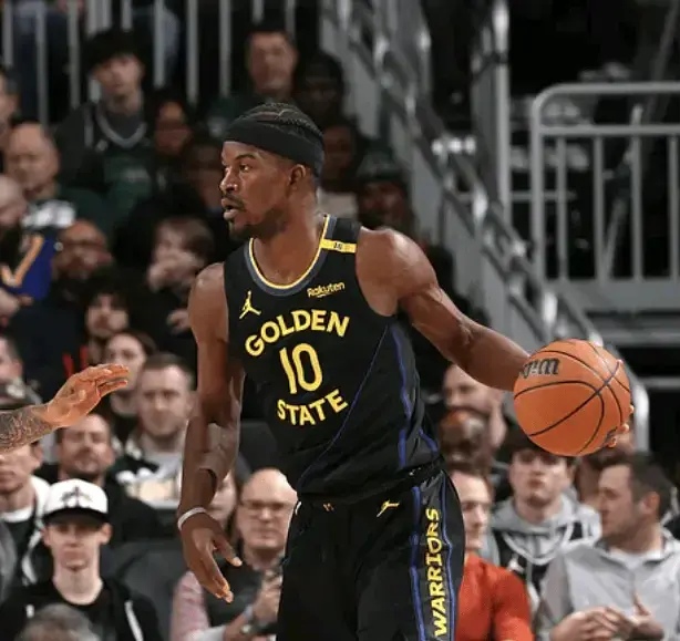 爱游戏官网-巴特勒重返赛场，比赛局势复杂首场状态出色，公牛观众沸腾！